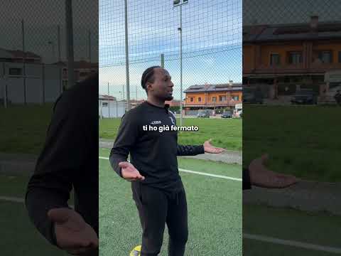 SUPERARE UN DIFENSORE PIÙ ALTO O GROSSO ⚽️ #football #soccer #calcio #shorts #shortvideo #sports