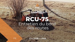 Vidéo - FAE RCU-75 - Un automoteur sur chenilles radiocommandé avec broyeur forestier nettoie le bord d'une route