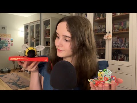 [ASMR] Susurros en español y varios sonidos (silly bandz, tapping, lectura y otros)