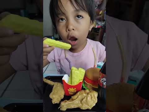 makan kentang goreng