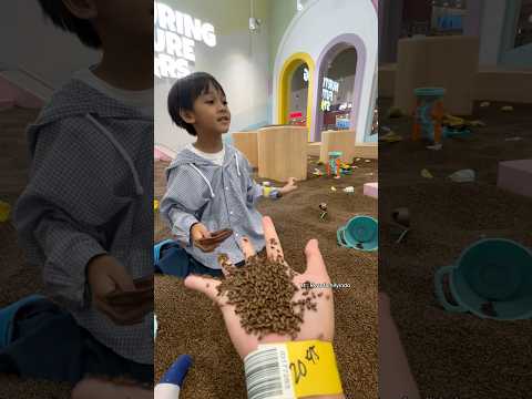 Main Pasir mirip ee cicak diplayground 🤣 Playing with sand that looks like lizard poop! #shortvideo