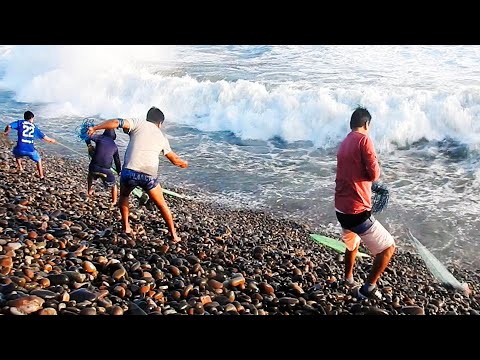 ESPECTACULARES y ASOMBROSAS Acciones de PESCA con ATARRAYA en MAR AGITADO