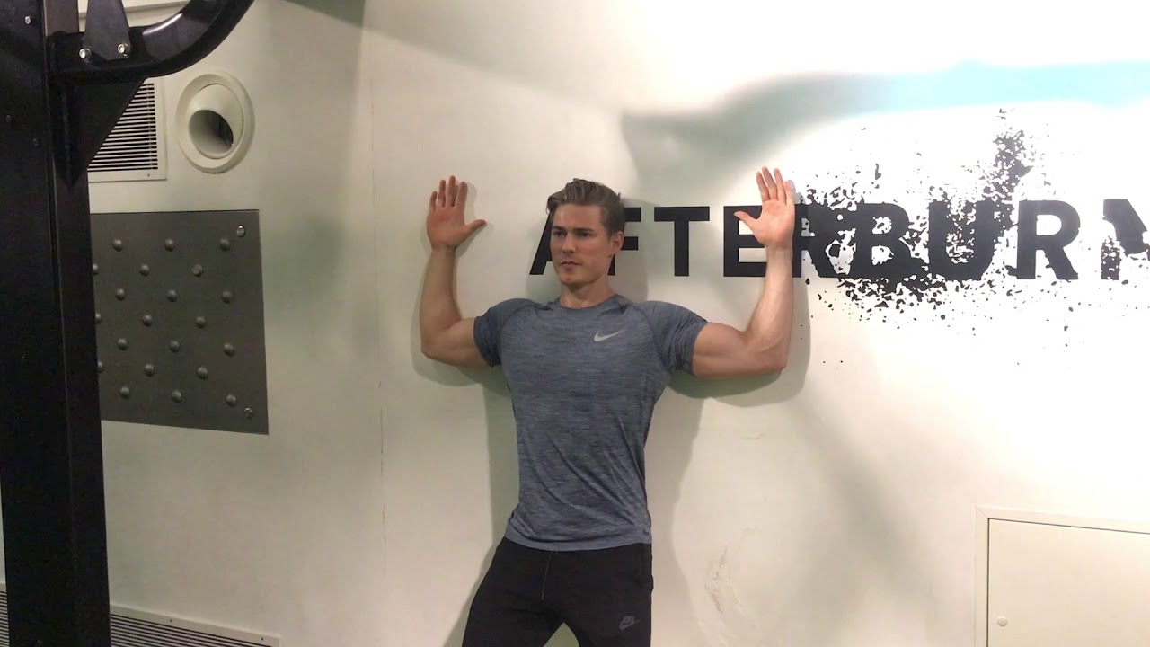 Glissés scapulaires contre un mur