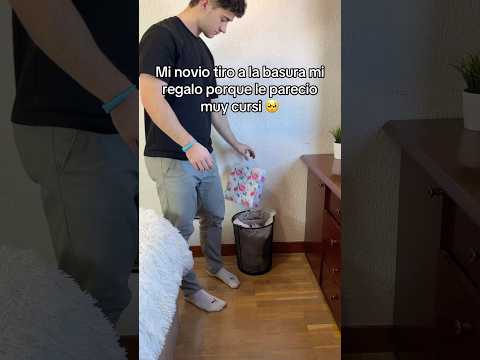 Mi novio tiro mi regalo a la basura 🥺🙁 #llaveros #parejas