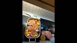 Gemüsebett für den Schweinebraten: Kartoffeln, Karotten, Zwiebeln #Shorts