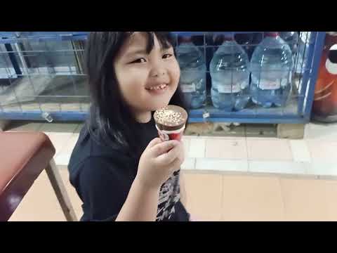 hujan gak bisa pulang sambil makan es krim