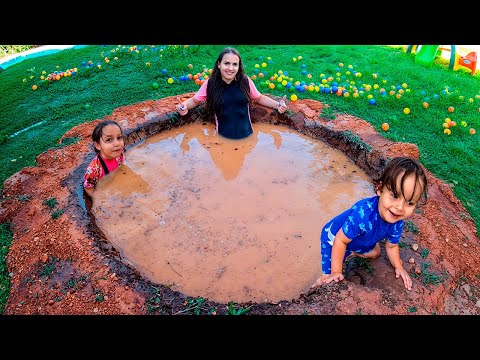 Construimos una piscina de lodo en el patio de la casa!