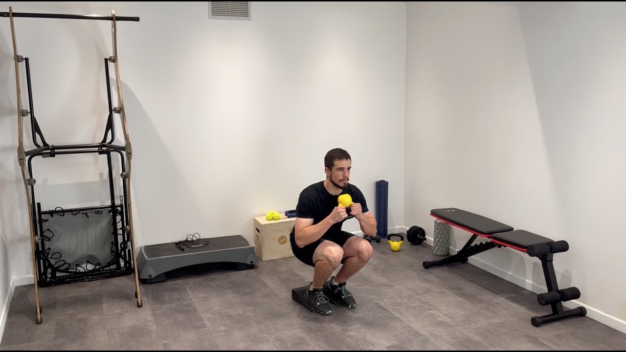 Goblet squat serré talons surélevés avec kettlebell