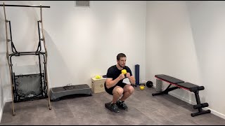 Goblet squat serré talons surélevés avec kettlebell
