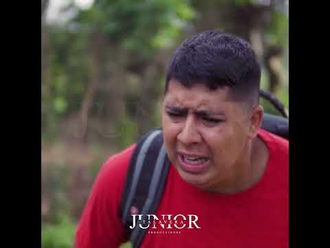 Ángel con  una caja de basura  lo hace invisible y lo libra de estos tipos