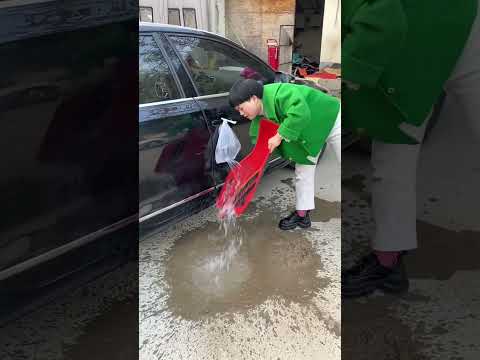 お母さんがお父さんの車を汚そうとしてる 🤯😱🥶