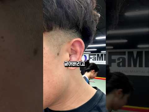 이 사람이 자신의 훈장을 지우는 이유?