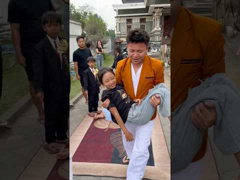 SINTA DI GENDONG DI HADAPAN RAMA