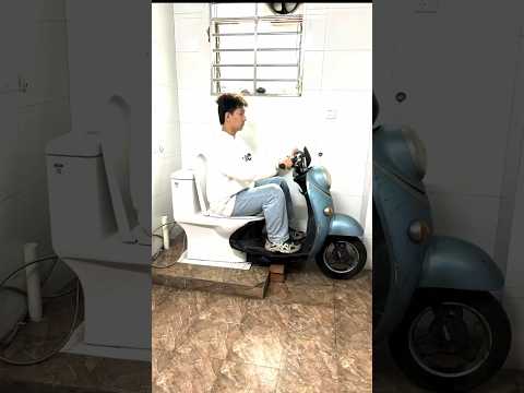 Chế thêm cái đầu xe mô hình ở bồn cầu, khi ngồi cũng đỡ nhàm chán