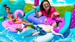 Christina y Ken se relajan y toman el sol junto a la piscina