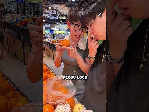 Ela Diz Que o MARIDO Não Sabe Comprar TOMATE... (créditos:五个门牙 no Douyin)