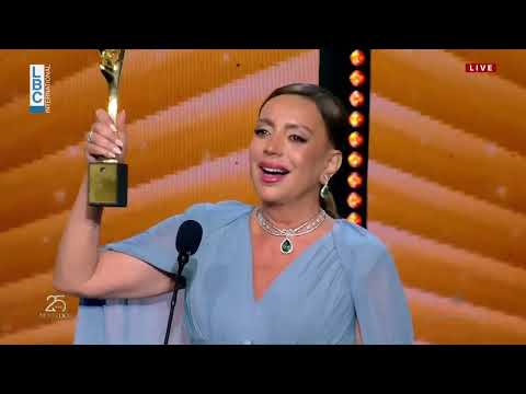 مفاجأة مميزة من الموركس دور للنجمة شكران مرتجى... جائزة عن مجمل مسيرتها والأخيرة تستلمها بتأثر كبير!