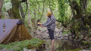 Bushcraft Cooking: Axe-Carved Wood Cookout & River Oasis Build