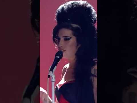 19 years ago yesterday, Amy won 'Best British Female Solo Artist' at the BRIT Awards.🖤