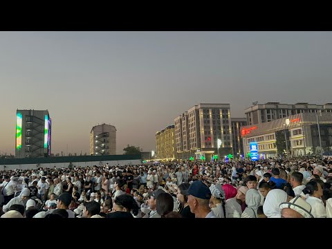 Майрам башталаар алдында. Эгемендүүлүк майрамга келген эл укмуш көп. Келген эл батаар бекен..