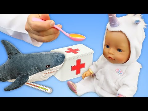 Kız oyunları. Baby Born Unicorn ve Shark ile doktora gidiyor. Doktor oyunu.