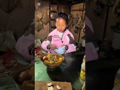 মায়ের কষ্ট দেখে ছোট মেয়েটাই আজকে নাস্তা তৈরি করতেছে#shots