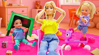 Barbie no puede con tantos niños pequeños y le pide ayuda a Ken