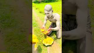 মূর্তি যে ভাবে কাঠাল খায়
