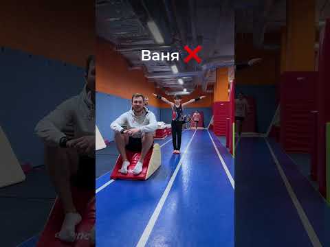 Тренер пробует узнать своих спортсменов по звуку от сальто