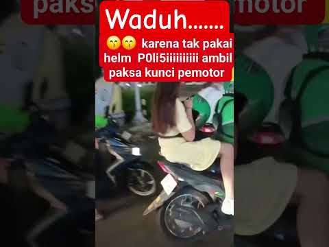 Pak Polisi & Pengendara Rebutan #viralvideo #viral #trending #fyp #polisi #lucu #motor #reels #aneh