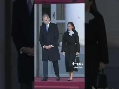 Letizia APARECE VESTIDA DE MONJA DE CLAUSURA en el recibimiento al sultán de Omán.Sólo falta ESCOBA