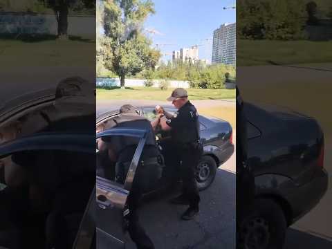 Знову витягують водія з авто😡