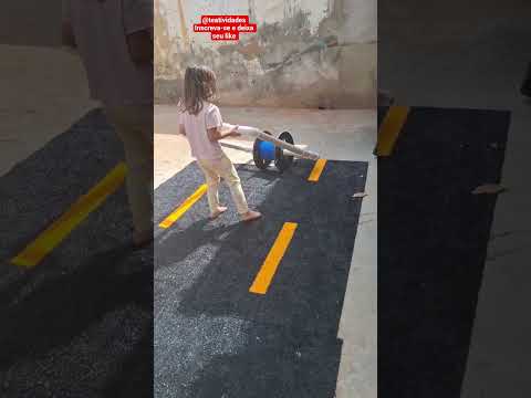Brincando de corra grama. #autismo #fisioterapia #treino #diversão #brincadeiras #máquina #casa