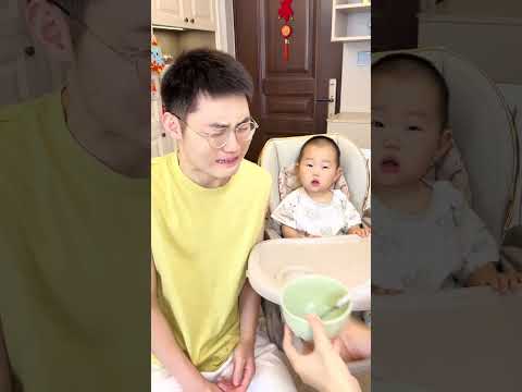 Dragon fruit does not like drinking water. Dad demonstrates a baby who does not like drinking wa
