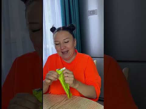 Проглотила мороженое с шариками