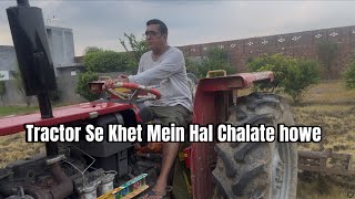 Tractor se khet mein hal chalate howe |