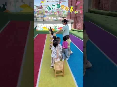 Chinese teacher passes in front of the children 😲