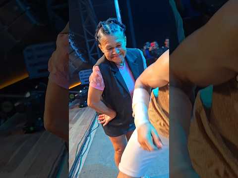 Ela subiu no palco e se divertiu alegrando nosso show...❤️🕺...#washingtonbrasileiro #musica #piseiro