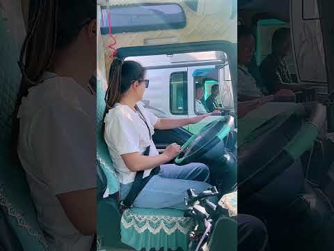 几天没见老爸了，算算车上的烟和零食也该没有了，服务区偶遇老爸在给老爸他们安排一条和吃的，辛苦您了#加油#记录卡车生活 #shortvideo #shortsviral #shortyoutube