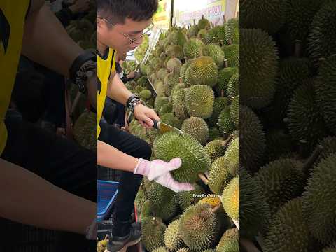 Must Try! The Most Popular Durian Store in Malacca, Malaysia - Fruit Cutting Skills