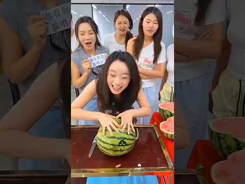 مَن سيحصل على الذهب داخل البطيخ؟ 🍉💰 #shorts #arbic #funny
