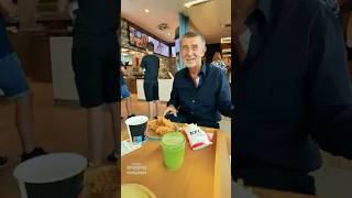 Je to fresh, mam to rád. Dam si kuře a jdu srát. #hiphop #babis #kfc #rap