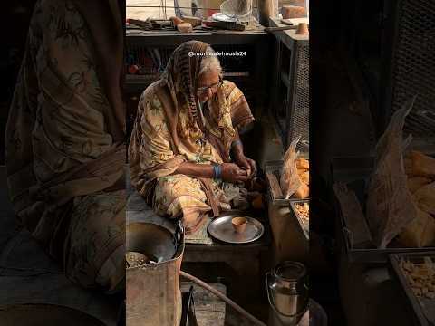 80 साल की बुजुर्ग मां, रोड के किनारे चाय और समोसे बेचकर कैसे अपनी जिंदगी को जी रही है। 🥹 Emotional