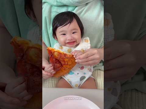 Anaya  ने मम्मी पापा और Kitty 🐱 को दिया Pizza 🍕 #shorts