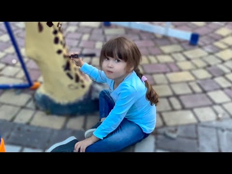 Как мы делали ПОДАРОК Олегу Зубкову! Ангелина так старается РАЗРИСОВАТЬ ЖИРАФА!