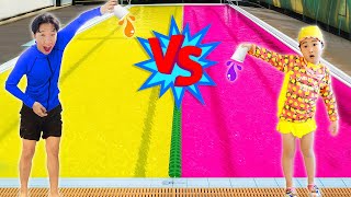 Boram y Ddochi juegan Rosa vs Amarillo en la piscina 💖💛
