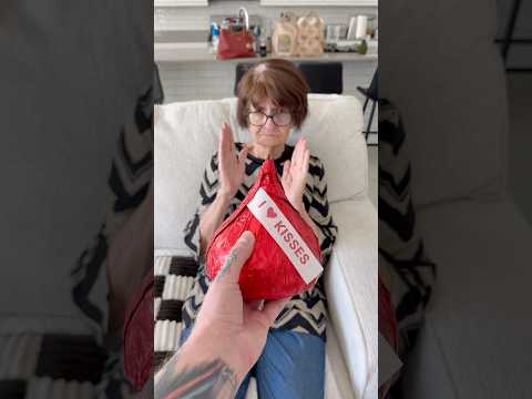 Grandmaโs Giant Kiss ๐