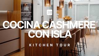Cocina cashemere con isla, desayunador y mesa comedor.