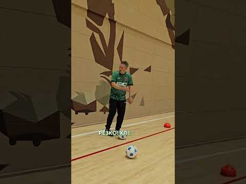 Как точно и сильно бить по катящемуся мячу подъёмом? | футбол @assist_school #football