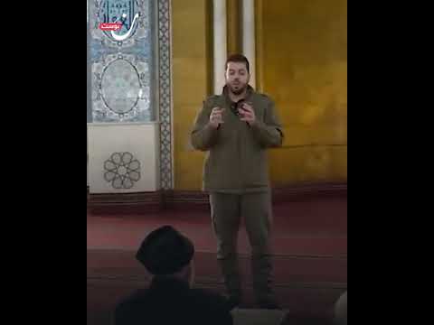 قائد ميداني يطمئن المدنيين من جامع الروضة في حلب